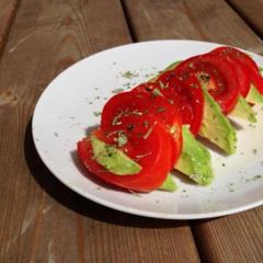 Simple tomat og avocado skiver med nogle citronsaft og italienske urter ...