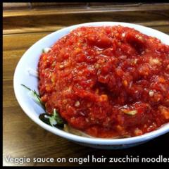 Veggie sauce på krymmel zucchini nudler - sauce var rød peber, tomat, gulerod, hasselnød, zucchini