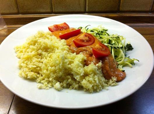 Vidunderligt velsmagende og krydret ris (knoldselleri) med nudler (zucchini) og tomatsauce (tomat & avocado) <3