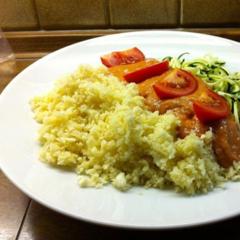 Vidunderligt velsmagende og krydret ris (knoldselleri) med nudler (zucchini) og tomatsauce (tomat & avocado) <3