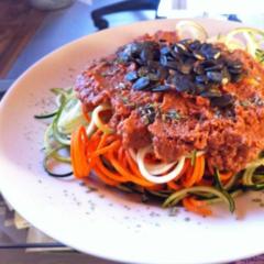 Zucchini gulerod spaghetti med tomat oliven soltørrede tomat sauce med græskarkerner ^ _ ^