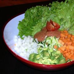 Zucchini, radise, gulerødder, avocado, salat salat med tomat & selleri sauce