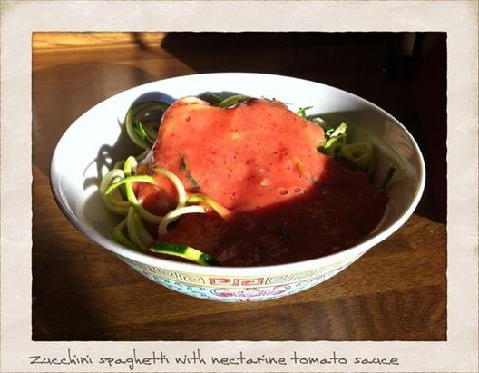 Zucchini spaghetti med nektarin tomatsauce - Yum!