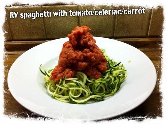 Zucchini spaghetti med tomat / selleri / gulerod sauce <3