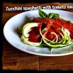 Zucchini spaghetti med tomat / rød-pegede-peber / basilikum sauce med en smule rucola