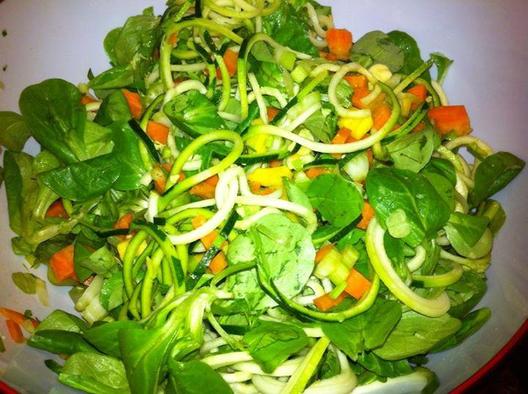 Zucchini, gule og orange gulerødder, selleri, vårsalat, persille og avocado salat. Rich og lækker!