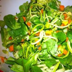 Zucchini, gule og orange gulerødder, selleri, vårsalat, persille og avocado salat. Rich og lækker!